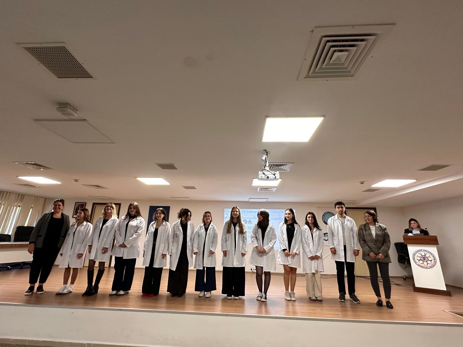 Bölümümüz 1. Sınıf Öğrencilerine Önlük Giyme Töreni Düzenlendi